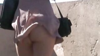 गोरा डोमिनेट्रिक्स निकोलेट शि मासुयुक्त कुकुरसँग खेल्दै
