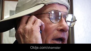 Sultry MILF चार्ली चेस उनको टाटालाई माया गर्छिन्